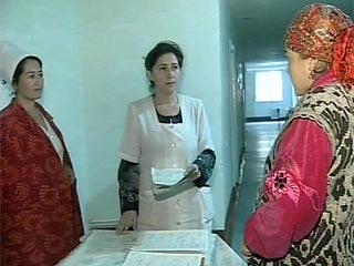 В Таджикистане молодых мам учат не бояться врачей и вовремя делать прививки детям