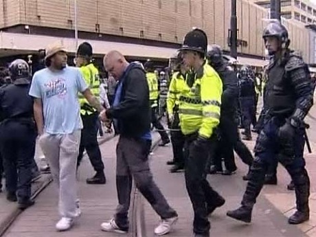 В Великобритании идут аресты тех, кто через Интернет подстрекал к уличным беспорядкам