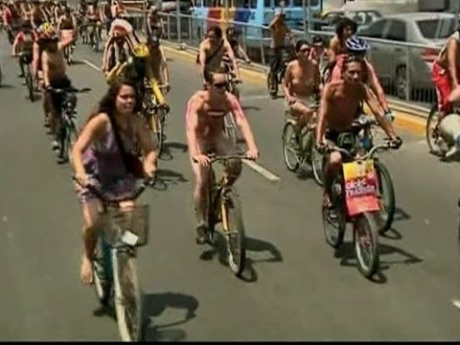 Сотни голых велосипедистов заполнили улицы Лимы