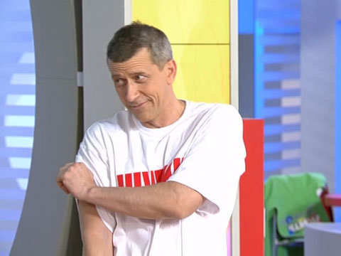 Шаг <b>1</b>. Закладываем большой палец руки за противоположный рукав <b>футболки</b>