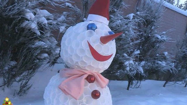 Снеговик из пластиковых стаканчиков своими руками, пошаговый мастер-класс