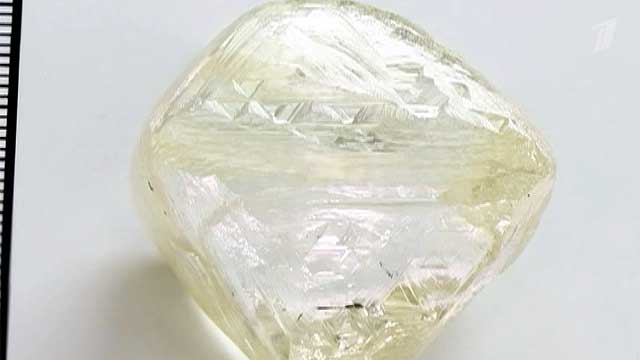 Один из самых крупных алмазов за все времена нашли старатели в Якутии