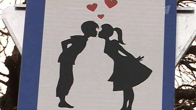 Дорожные знаки специально для влюблённых установили на улицах Симферополя