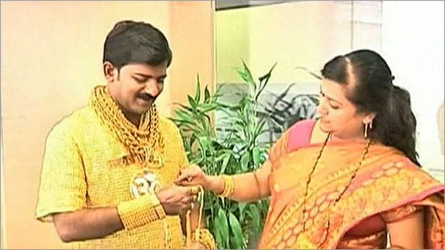 Индийский бизнесмен сделал себе рубашку из золота. Фотографии