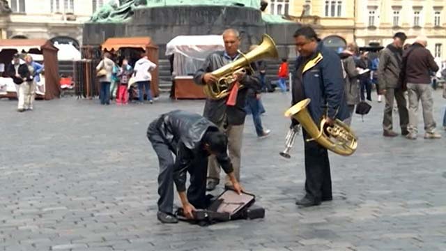 Центральные улицы Праги оказались закрытыми для музыкантов
