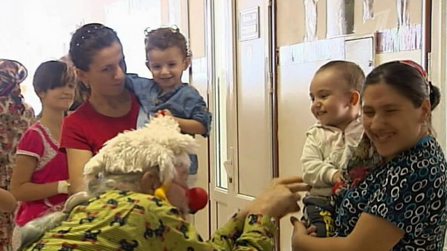 Доктор-клоун исцеляет больных чеченских детей смехом PR20131129122013