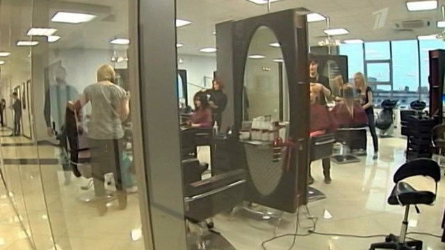Крупную сеть салонов красоты подозревают в мошенничестве при продаже косметики - Первый канал