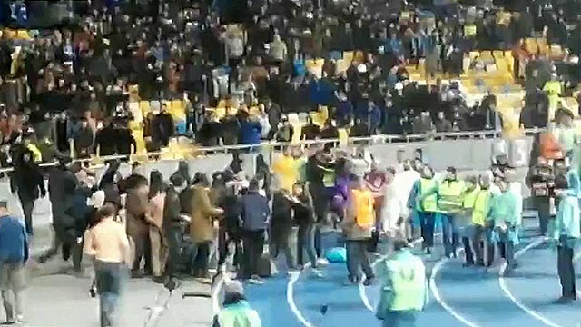 Киевская милиция накануне разнимала фанатов на стадионе ''Олимпийский''