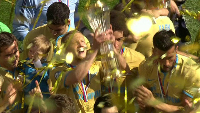 Футболисты "Зенита" с чемпионским кубком на золотом автобусе празднуют победу в Петербурге