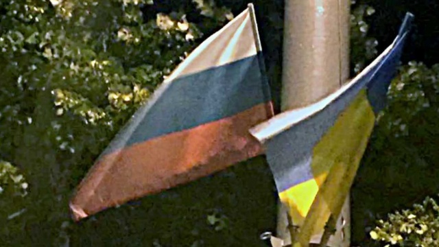 В Киеве сорвали флаги Болгарии, перепутав их с российскими