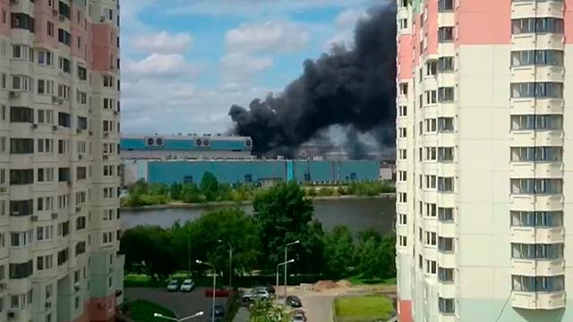 Рухнул фасад горящего склада ЗиЛа