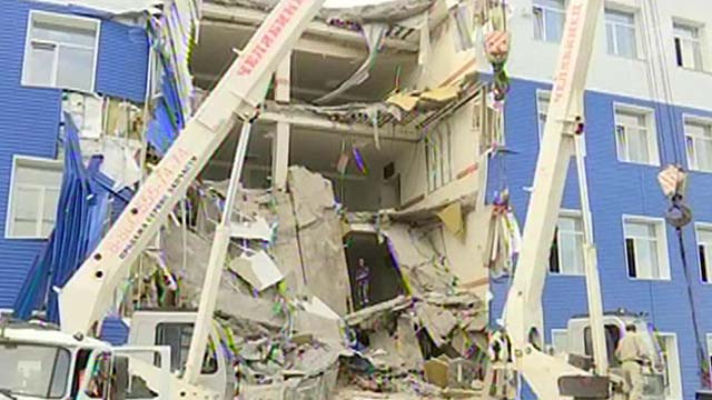 Обрушение казармы под Омском унесло жизни 23 человек