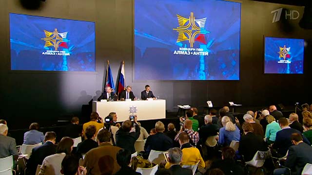"Алмаз-Антей" показал части обстрелянного "Буком" в ходе эксперимента самолета