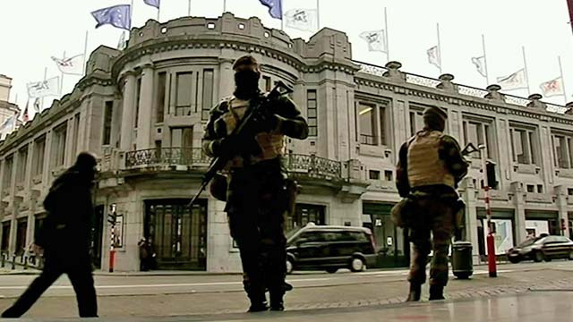 Брюссель патрулируют военные со штурмовыми винтовками