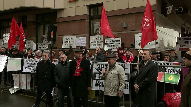 Несколько акций протеста прошли сегодня возле турецкого посольства в Москве