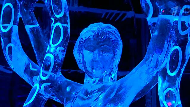 Растаявшие ледяные объекты фестиваля "Путешествие в Рождество" в Москве восстановят