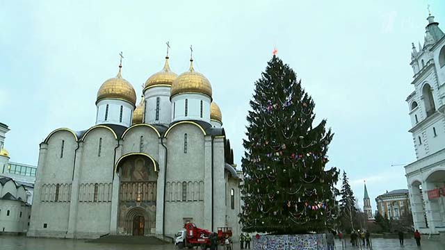 Главную новогоднюю елку России украсили более тысячи крупных игрушек