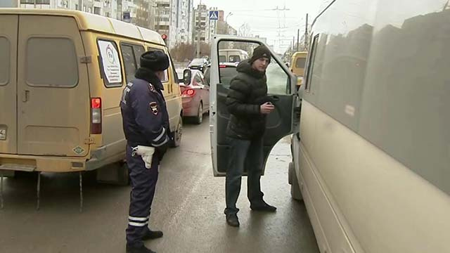 В Волгограде сотрудники ГИБДД провели рейд по проверке водителей маршруток