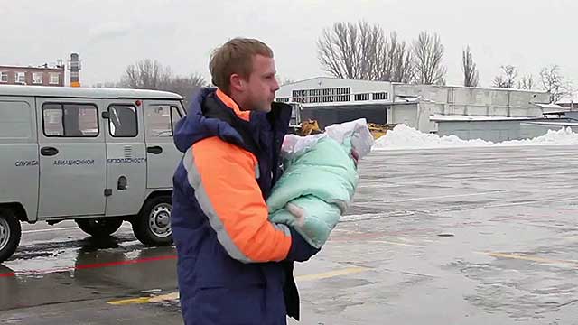 Самолет МЧС доставил четверых детей из Донбасса на лечение в Москву