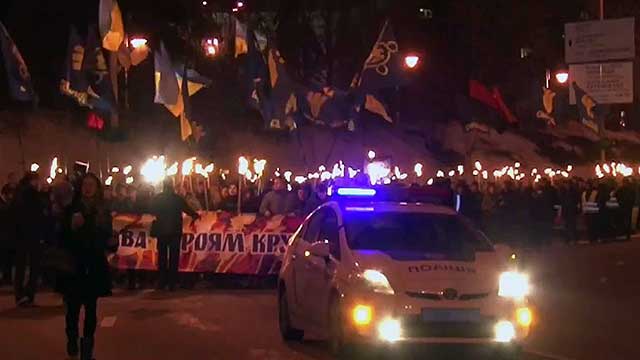 Факельные шествия, напоминающие те, что были в фашистской Германии, прошли в крупных городах Украины