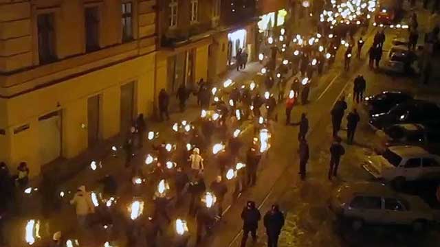 Факельные шествия, напоминающие те, что были в фашистской Германии, прошли в крупных городах Украины
