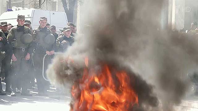 В Киеве возле здания администрации президента подожгли покрышки