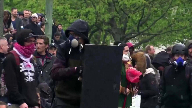 Протестующие в Париже побили стекла и ранили двух полицейских