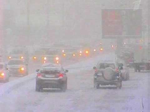 Снегопад в Москве, который продолжался всю ночь, привёл к серьёзным заторам на дорогах - Первый канал